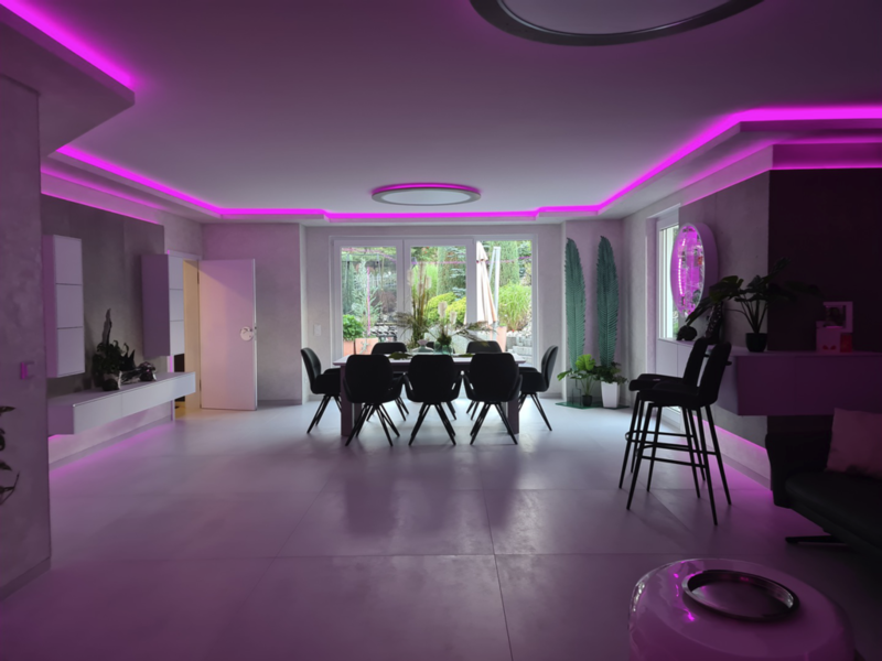 Wohnzimmer mit lila LED-Beleuchtung